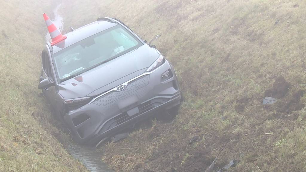 Autofahrerin landet nach Zusammenstoss mit LKW in Bachbett