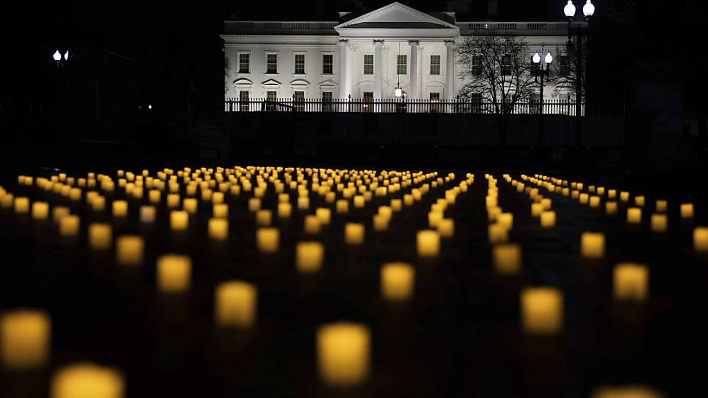 Eine Mahnwache bei Kerzenschein vor dem Weißen Haus. (Archivbild) Foto: Joy Asico/AP/dpa