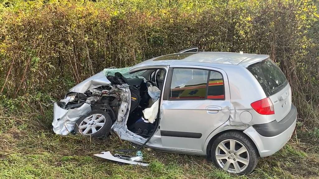 Hirzel Zh Unfall Zwischen Lastwagen Und Auto Fordert Einen Schwerverletzten Tele M1