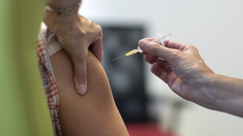 Eine neu lancierte eidgenössische Volksinitiative will eine mögliche Impfpflicht mit einer Änderung der Bundesverfassung stoppen. (Themenbild)