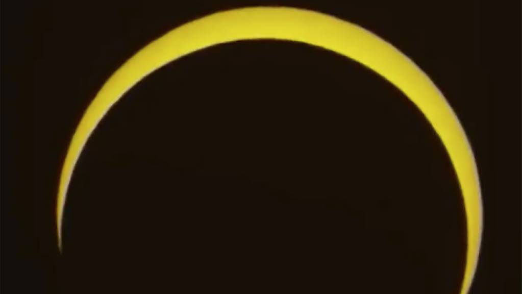 Eine ringförmige Sonnenfinsternis haben Millionen Menschen in Asien bestaunen können.
