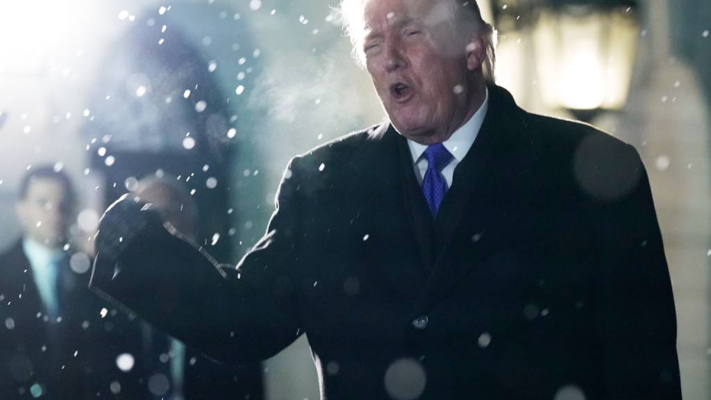 ARCHIV - US-Präsident Donald Trump spricht zu Reportern auf dem South Lawn, während er das Weiße Haus verlässt. (zu dpa: «Trumps Schatten über US-Team bei Olympia») Foto: Jose Luis Magana/AP/dpa