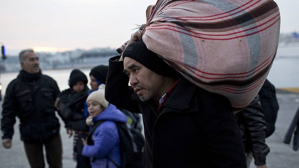 Die EU-Kommission kritisiert in Brüssel Griechenlands ungenügende Grenzsicherung. Erneut kommen am Mittwoch Flüchtlinge mit der Fähre am Athener Hafen Piräus an.