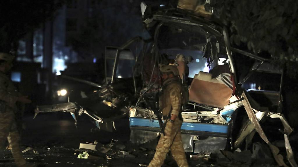Afghanisches Sicherheitspersonal inspiziert den Ort einer Bombenexplosion in der Hauptstadt Kabul. Foto: Rahmat Gul/AP/dpa