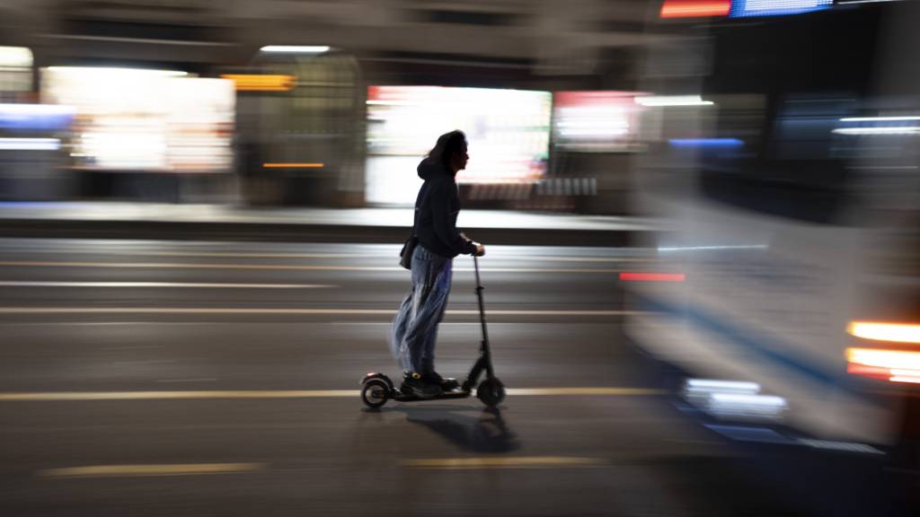 Immer mehr Leute flitzen mit E-Trottinetts durch Schweizer Städte. (Symbolbild)