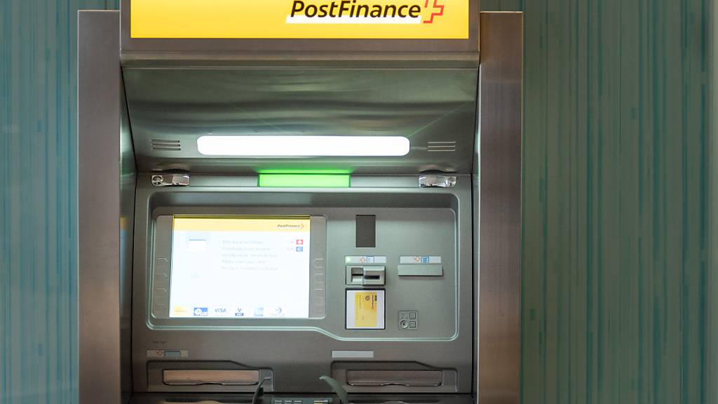 Im Ergebnis der Postfinance hat die Zinswende im ersten Halbjahr 2023 Bremsspuren hinterlassen. Trotz Mehreinahmen ging der operative Gewinn zurück. (Archivbild)