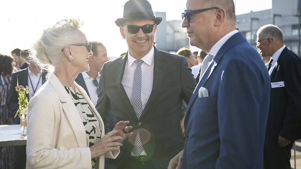 Bundespräsident Alain Berset (Mitte) mit den anderen Rednern des Eröffnungsfests, Regierungsrätin Carmen Walker Späh und dem Verwaltungsratspräsidenten des Flughafens, Josef Felder.