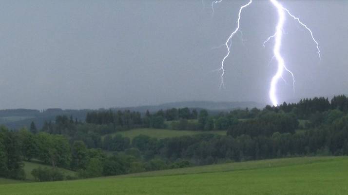 Am Dienstagabend ist ein Sommergewitter über das FM1-Land gezogen. (Archivbild)