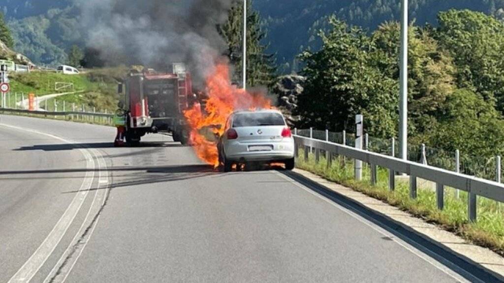 Noch vor dem Tunnel konnten sich vier Frauen bei Mesocco auf der Bündner Alpensüdseite aus dem rauchenden Auto retten.
