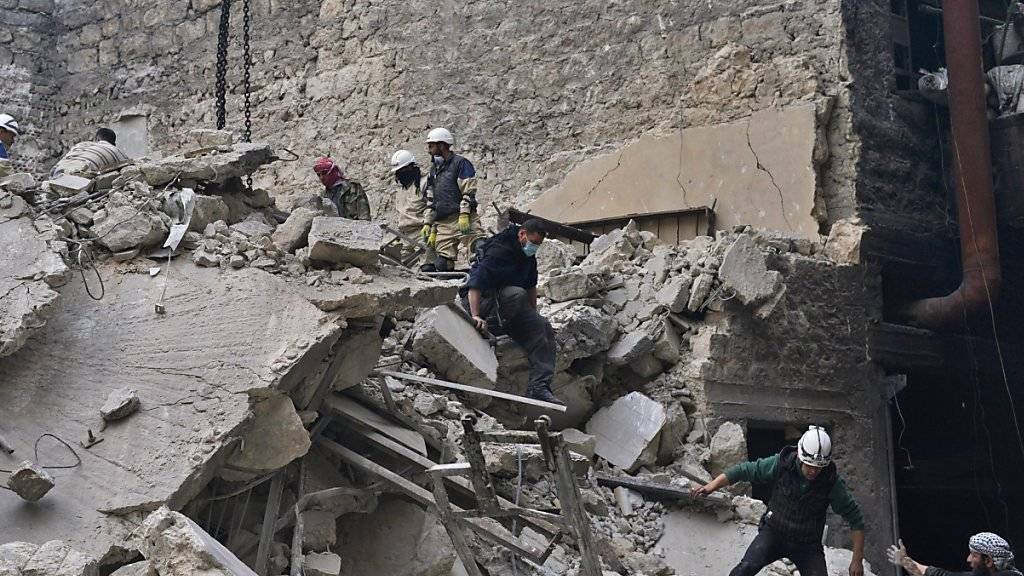 Suche nach Überlebenden nach einem Luftangriff in Aleppo der syrischen Regierung. (Archiv)