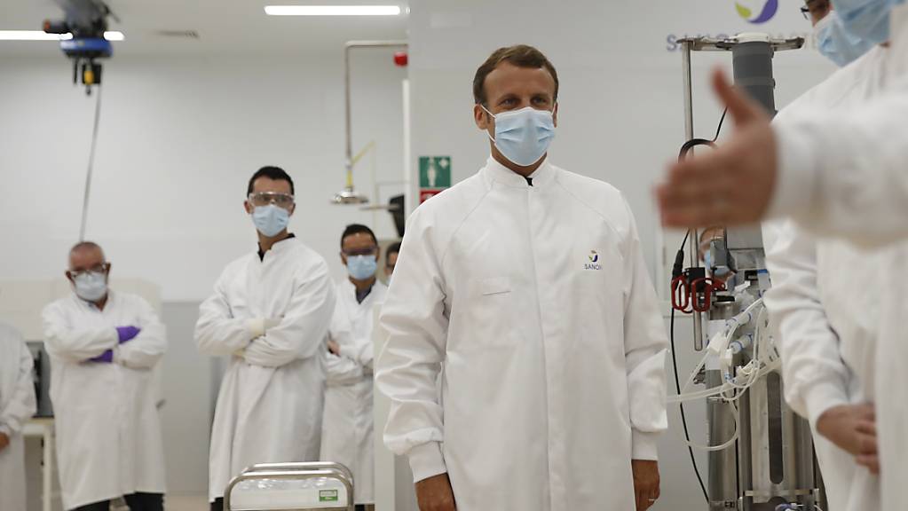 Monsieur le Président Emmanuel Macron besichtigt ein Labor von Sanofi in  Marcy-l'Etoile, Frankreich. Das Unternehmen kommt bei der Entwicklung eines Corona-Impfstoffes nun doch voran.
