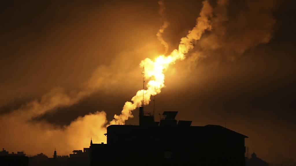 Fackeln der israelischen Streitkräfte erhellen den Nachthimmel im nördlichen Gazastreifen. Foto: Abed Khaled/AP/dpa