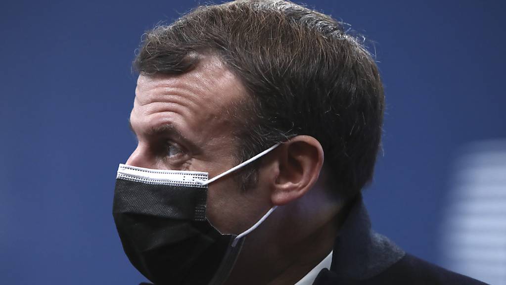 Emmanuel Macron, Präsident von Frankreich, trägt eine Mund-Nasen-Maske. Macron ist derzeit in Corona-Isolation. Foto: Yves Herman/Pool Reuters/AP/dpa