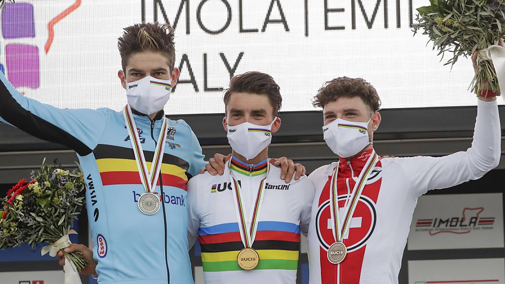 Marc Hirschi (rechts) gewinnt im WM-Strassenrennen im Imola die Bronzemedaille. Weltmeister wird der Franzose Julian Alaphilippe (Mitte) vor dem Belgier Wout van Aert