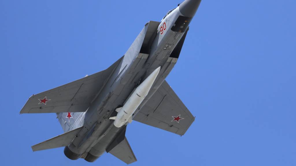 ARCHIV - Ein Mikoyan MiG-31 Abfangjäger der russischen Luftwaffe fliegt. Foto: Pavel Golovkin/AP/dpa