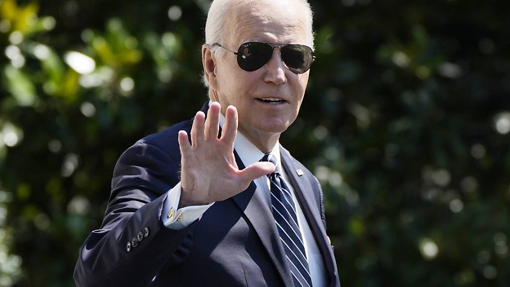 Joe Biden, Präsident der USA, geht vom Südrasen des Weißen Hauses an Bord der Marine One, um nach Pennsylvania und dann weiter nach Camp David zu reisen. Foto: Jacquelyn Martin/AP/dpa