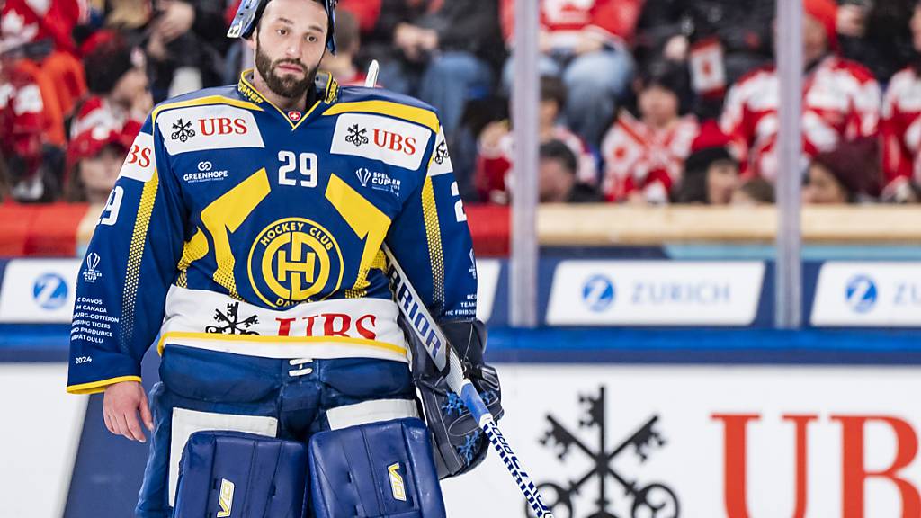 Goalie-Frust bei Sandro Aeschlimann (Davos) - nach dem 2:2-Ausgleich in der 30. Minute brach der HCD ein