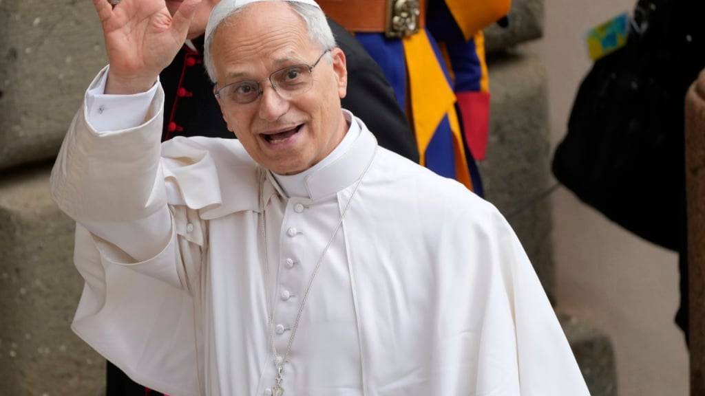 Papst Leo XIV. verlässt am Ende des Angelusgebets Castel Gandolfo und winkt. Foto: Gregorio Borgia/AP/dpa