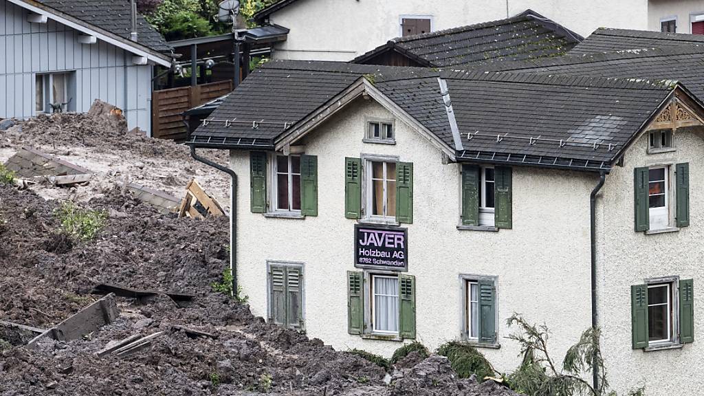 Geröll- und Schlammmassen trafen Häuser in Schwanden GL. Ein halbes Dutzend Gebäude sind verschüttet.