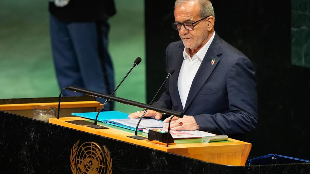 Der iranische Präsident Massud Peseschkian spricht während der 80. Sitzung der Generalversammlung der Vereinten Nationen im UN-Hauptquartier. Foto: Yuki Iwamura/AP/dpa