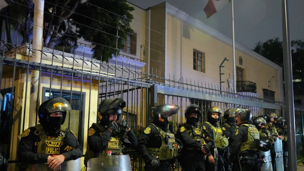dpatopbilder - Polizisten bewachen die mexikanische Botschaft in Lima. Foto: Martin Mejia/AP/dpa