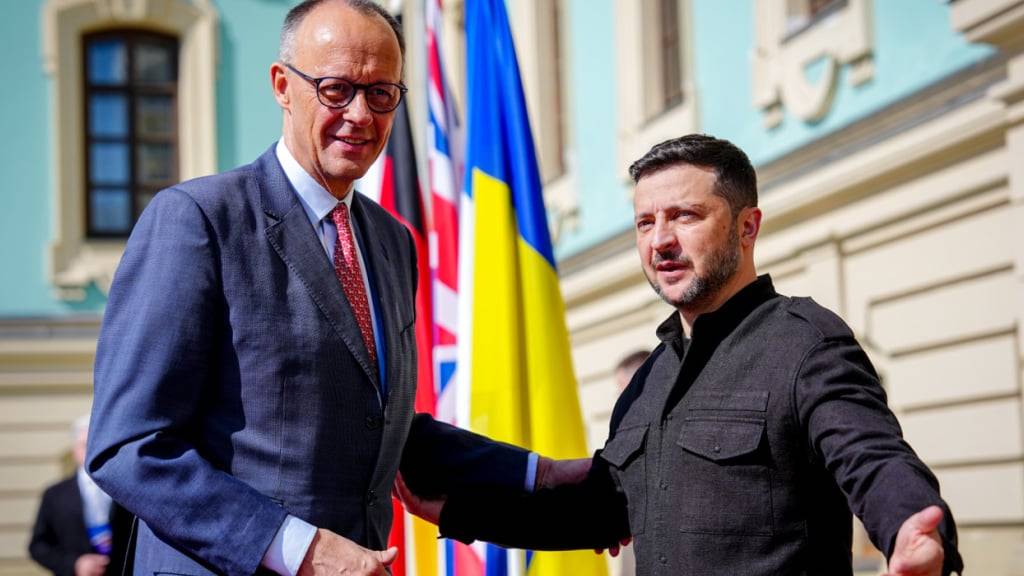 Bundeskanzler Friedrich Merz (l, CDU), wird von Wolodymyr Selenskyj, Präsident der Ukraine, empfangen. Foto: Kay Nietfeld/dpa