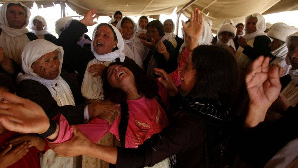 Jesidische Frauen im Irak beklagen die Opfer einer Bombardierung. (Archivbild)