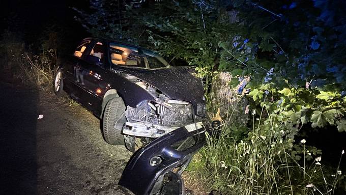 Junglenker kracht mit BMW frontal in Baum – drei Verletzte 