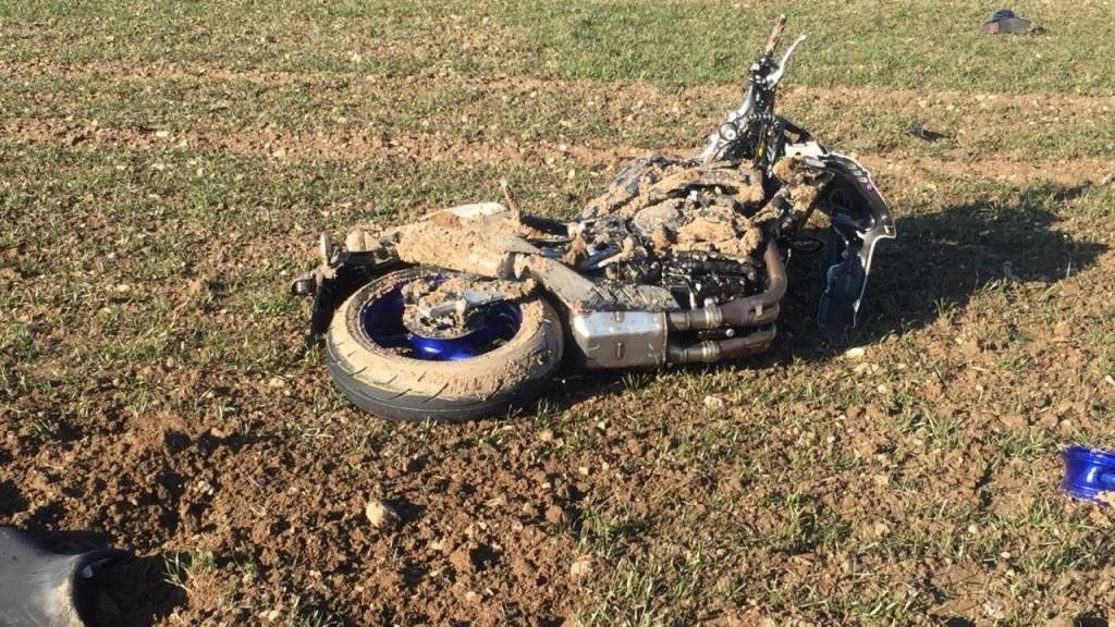 Bei einer Frontalkollision in Villigen hat sich ein Motorradfahrer schwere Verletzungen zugezogen. Seine Maschine dürfte schrottreif sein.