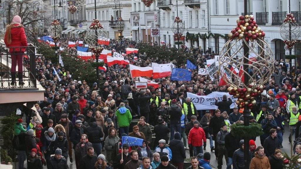 Die Demonstranten in Warschau schwenkten polnische Flaggen und Fahnen der Europäischen Union.