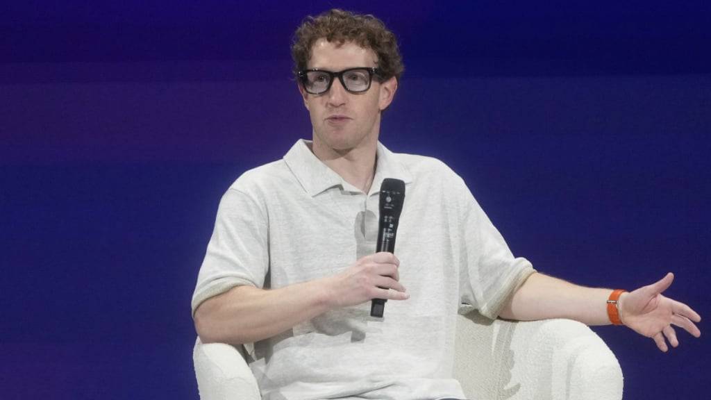 Facebook und Instagram bringen dem Meta-Konzern Milliarden ein. Mit diesem Finanzpolster beschleunigt Mark Zuckerberg die hohen Ausgaben für KI-Infrastruktur noch weiter. (Archivbild)