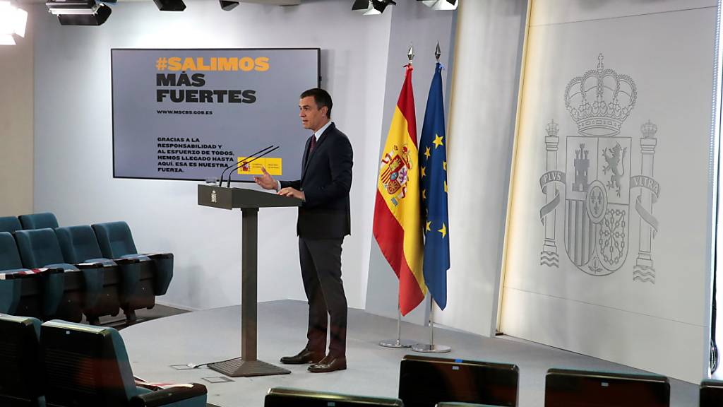 Der spanische Ministerpräsident Pedro Sanchez erläuterte am Samstag die Lockerungen der Massnahmen zur Eindämmung der Corona-Krise. Seit Sonntag herrscht im früheren Corona-Hotspot eine «neue Normalität». Nach genau 14 Wochen ging um Mitternacht der Notstand zu Ende. (Archivbild)