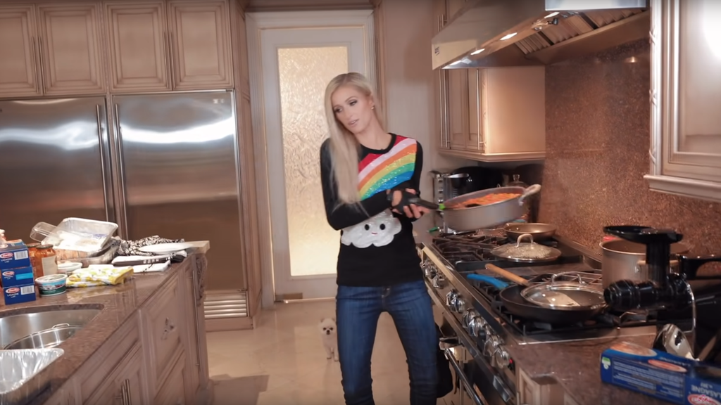 Paris Hilton hat ein Kochvideo gedreht und es ist der BRÜLLER!