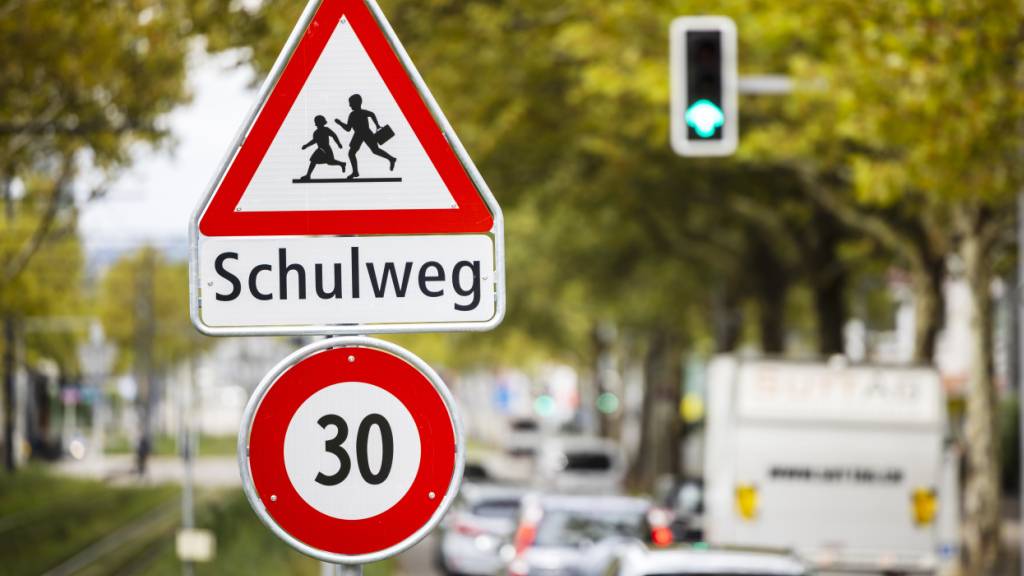 Die Stadt Zürich wartet auf Entscheide zu über 20 Tempo-30-Zonen. Der Regierungsrat fordert sie auf, die Gesuche neu einzureichen. (Symbolbild)