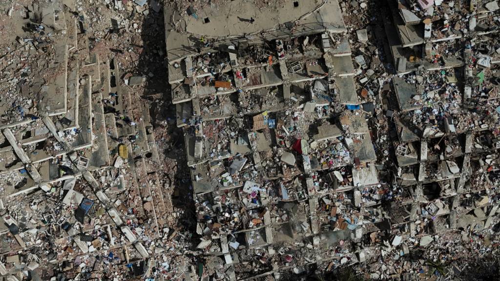 Drei Tage nach den Erdbeben in La Guaira sind beschädigte Gebäude zu sehen. Foto: Matias Delacroix/AP/dpa