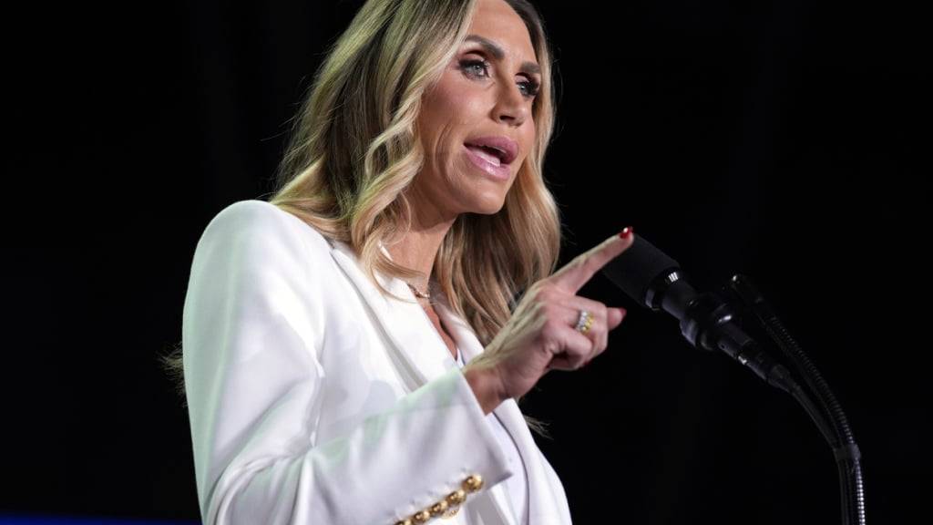 ARCHIV - Die Ko-Vorsitzende des Republikanischen Nationalkomitees, Lara Trump, spricht bei einer Wahlkampfveranstaltung. Foto: Evan Vucci/AP/dpa/Archiv