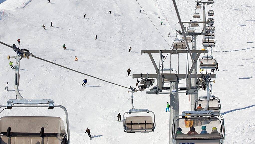 Die Bündner Bergbahnen beförderten im Corona-Winter bisher 22 Prozent weniger Gäste als im Vorjahr. (Archivbild)