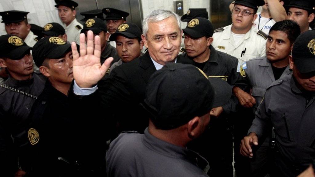 Polizisten führen den Ex-Präsidenten Guatemalas, Otto Pérez, nach seinem Auftritt vor Gericht ab. Pérez muss wegen Korruptionsverdacht in Untersuchungshaft.