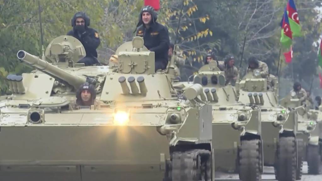 In diesem Ausschnitt aus einem Video fahren Panzer der aserbaidschanischen Streitkräfte. Anderthalb Jahre nach Ende der Kämpfe um Berg-Karabach im Südkaukasus strebt Armenien ein Friedensabkommen mit dem verfeindeten Aserbaidschan an, teilte das armenische Außenministerium am Montag mit. (Archivbild)