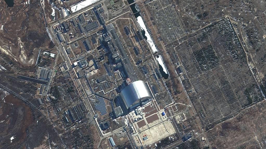 Dieses von Maxar Technologies zur Verfügung gestellte Satellitenbild zeigt die Nuklearanlagen von Tschernobyl am Donnerstag, den 10. März 2022. Das ehemalige Atomkraftwerk ist wieder ans Stromnetz angeschlossen, teilte das Wirtschaftsministerium von Belarus am Dienstag mit.