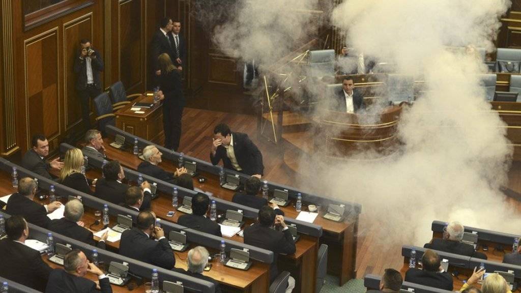 Mit dem Einsatz von Tränengas haben Abgeordnete der Opposition im Kosovo-Parlament versucht, die Verabschiedung eines Gesetzes zu verhindern.