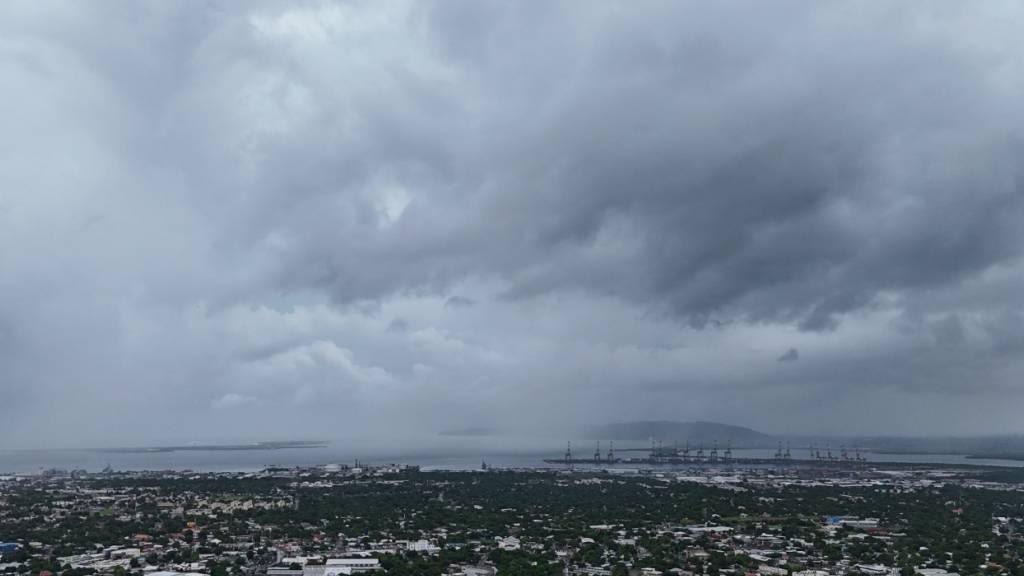 Wolken bedecken Kingston, vor der vorhergesagten Ankunft des Hurrikans «Melissa». Foto: Matias Delacroix/AP/dpa
