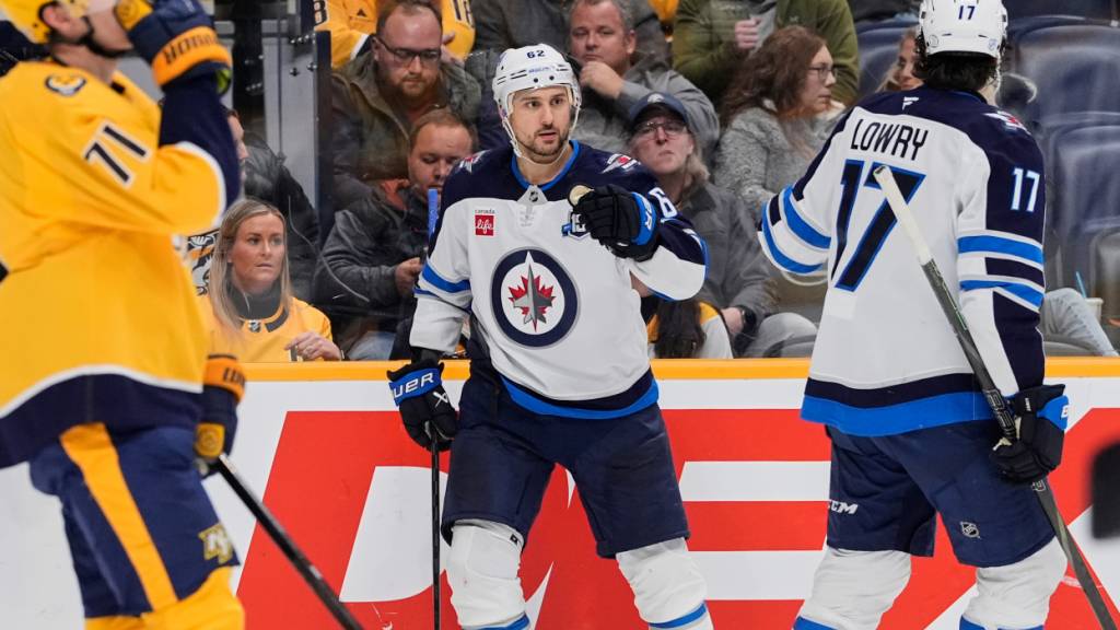Ein guter Abend: Nino Niederreiter (m.) zeichnete sich für Winnipeg gegen Nashville als Doppel-Torschütze aus