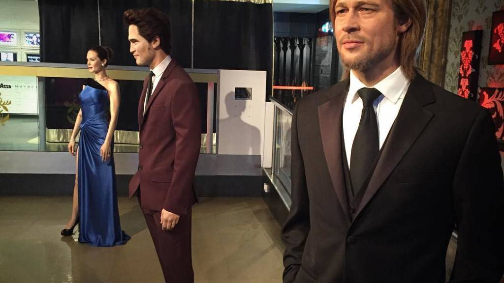 Bei Madame Tussauds muss Robert Pattinson schlichten: Das Wachsfigurenkabinett hat die Figur des Schauspielers vorsichtshalber zwischen jene von Brad Pitt und Angelina Jolie gestellt. (Bild Twitter)