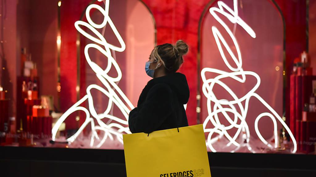Die Stimmung der britischen Konsumenten steigt wieder: Eine Frau vor einem Geschäft in London (Bild vom 22. Dezember 2020).
