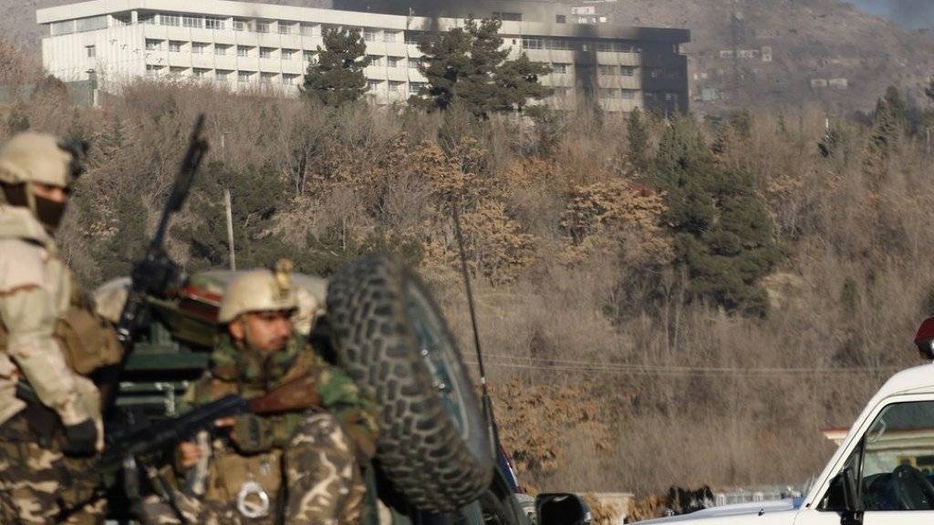 Bewaffnete Angreifer haben in der Nacht zum Sonntag ein Luxushotel in der afghanischen Hauptstadt Kabul attackiert und mindestens 18  Menschen getötet. Islamisten lieferten sich stundenlange Gefechte mit Sicherheitskräften - zuletzt in der obersten Etage des fünfstöckigen Hauses.