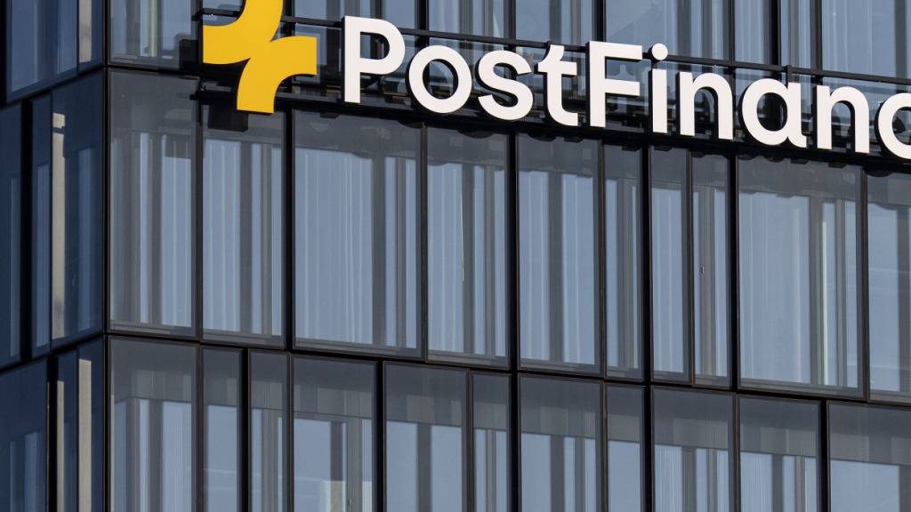 Im laufenden Jahr erhalten die Angestellten der Postfinance mehr Lohn. Und darüber hinaus schüttet die Post-Tochter eine einmalige Prämien aus.(Archivbild)