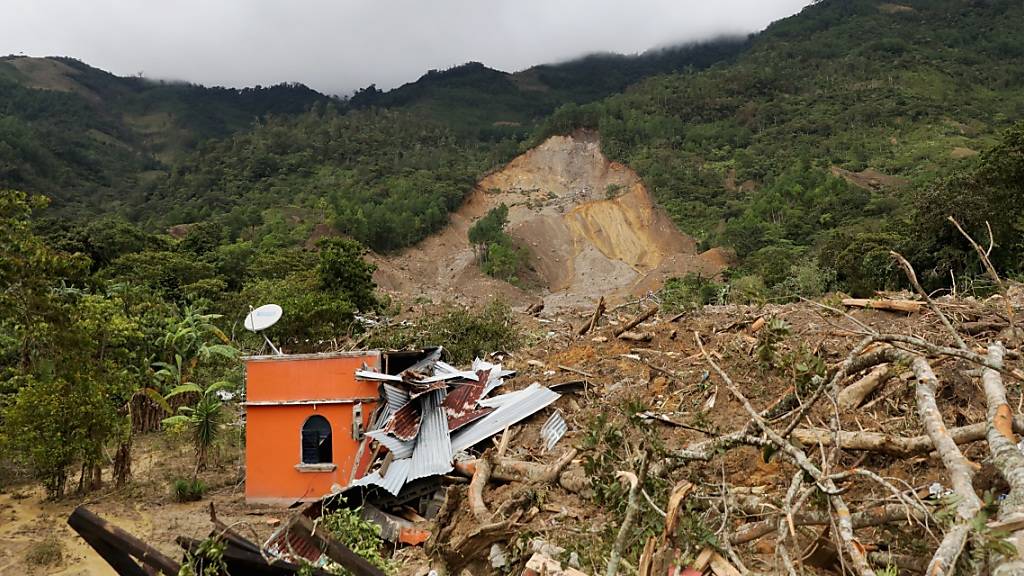 Das durch einen Erdrutsch zerstörte Dorf Queja in Guatemala. Foto: Esteban Biba/EFE POOL/AP/dpa