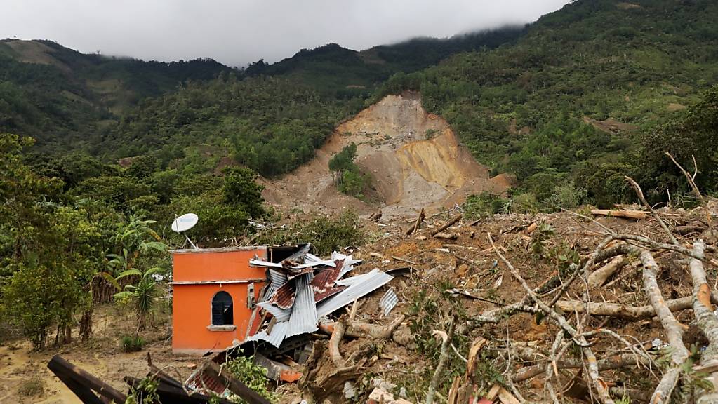 Das durch einen Erdrutsch zerstörte Dorf Queja in Guatemala. Foto: Esteban Biba/EFE POOL/AP/dpa