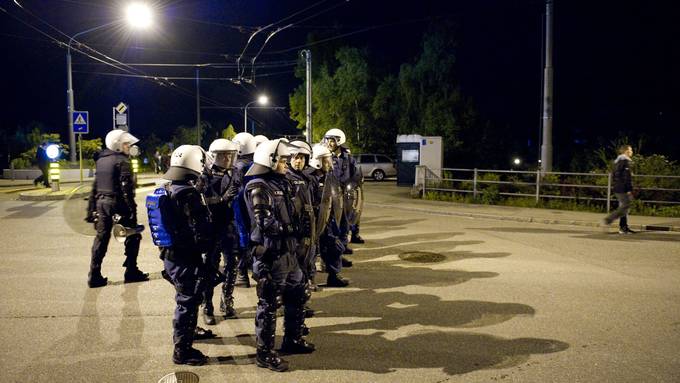 Zürcher Fans bewerfen Polizisten mit Steinen